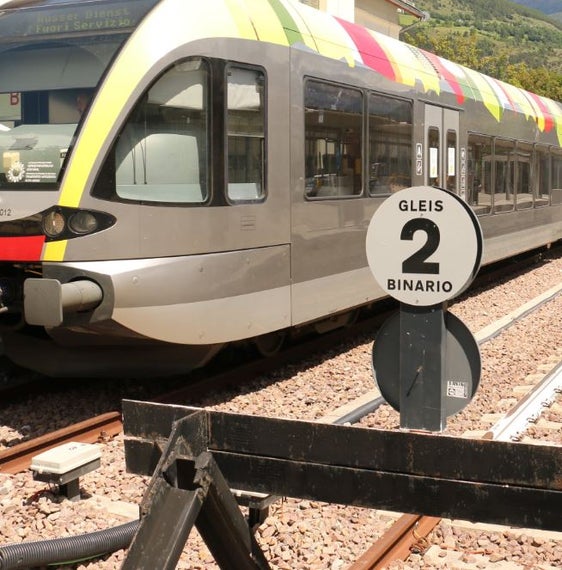 Auf der Bahnlinie 200 Bozen – Meran gibt es nach einem Gewitter Beeinträchtigungen. Bei Meran/Untermais und Lana ist die Linie nicht befahrbar. Als Ersatz für die Züge fahren Busse. (Foto: LPA/Ingo Dejaco)