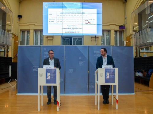 Landesrat&nbsp;Philipp Achammer&nbsp;(r.) und der Abteilungsdirektor&nbsp;des Arbeitsmarktservice, Stefan Luther, haben den Arbeitsmarktbericht für das Sommerhalbjahr 2022 am heutigen Freitagmorgen (9. Dezember) im Landhaus 1 in Bozen vorgestellt. (Foto: LPA/Fabio Bruccoleri)