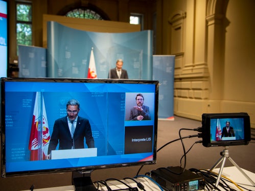 Per la prima volta la conferenza stampa post-Giunta è stata trasmessa live anche nelle lingue dei segni italiana (LIS) ed austriaca: Kompatscher ha presentato la novità assieme alle decisioni dell'Esecutivo (Foto: ASP/Fabio Brucculeri)