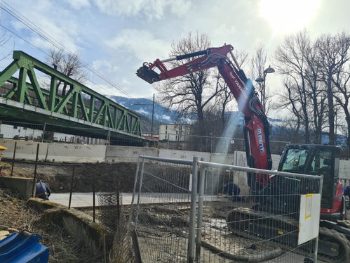 I lavori sul torrente Rienza a Stegona dureranno circa un mese, durante il quale la rampa verrà chiusa e verrà creata una deviazione lungo la diga del tratto fluviale. (Foto: ASP/Ufficio sistemazione bacini montani Est)