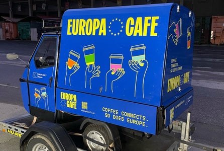 Alla tappa finale del TotA a Lienz del 25 aprile, oltre allo stand dell'Euregio, sarà presente anche l'“Ape Europe Direct” (nella foto) che fornirà informazioni su temi relativi all'Unione Europea. (Foto: Euregio)