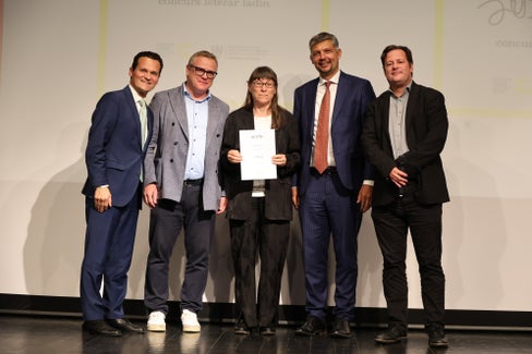 Rut Bernardi hat die diesjährige Ausgabe des ladinischen Literaturwettbewerbs SCRIBO mit einem Text, der mit dokumentarischer Genauigkeit und literarischer Sensibilität besticht, gewonnen. Im Bild von links: Ressortdirektor André Comploi, Werner Pescosta, Rut Bernardi, Landesrat Daniel Alfreider, Ivan Senoner. (Foto: LPA/Ingo Dejaco)