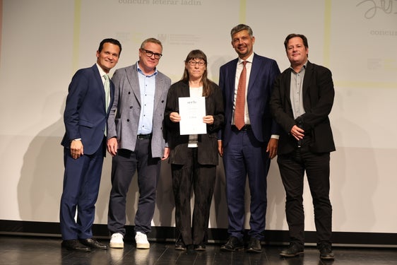 Rut Bernardi ha vinto l’edizione 2026 del concorso letterario ladino “SCRIBO” con un testo che si distingue per la ricchezza del lessico e la sensibilità letteraria. Nella foto, da sinistra: il direttore di Dipartimento André Comploi, Werner Pescosta, Rut Bernardi, l’assessore provinciale Daniel Alfreider e Ivan Senoner. (Foto: USP/Ingo Dejaco)