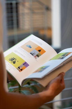 Una copia della Parte generale del Piano Clima della Provincia Autonoma di Bolzano (Foto: ASP/Luca Guadagnini)