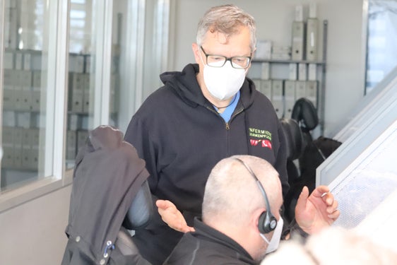 Nicht ganz ein Drittel der Anrufe wird in der Einheitlichen Notrufzentrale herausgefiltert, da sie keine Notrufe sind; im Bild Koordinator Paolo Berenzi (stehend) mit einem der vier Notrufsachbearbeitenden, die gleichzeitig im Dienst sind. (Foto: LPA/Maja Clara)