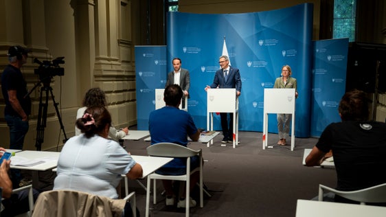 Gute Nachrichten für öffentliche Bedienstete und das staatliche Lehrpersonal konnten Bildungslandesrat Philipp Achammer (im Bild von links), Landeshauptmann Arno Kompatscher und Personallandesrätin Magdalena Amhof nach der Sitzung der Landesregierung am 8. Juli überbringen. (Foto: LPA/Fabio Brucculeri)