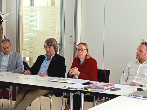 L'assessore alla Prevenzione sanitaria e salute, Hubert Messner, e l'assessora al Lavoro, Magdalena Amhof, accolgono con favore le nuove linee guida che rafforzeranno la formazione e l'aggiornamento nell'area della sicurezza sul lavoro. (Foto: USP)