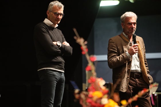Über Ursachen des Borkenkäferbefalls und Unterstützungsmaßnahmen zur Bekämpfung informieren Landesrat Arnold Schuler (r.) und Abteilungsdirektor Günther Unterthiner bei den Infoabenden. (Foto: LPA/Martin Geier)