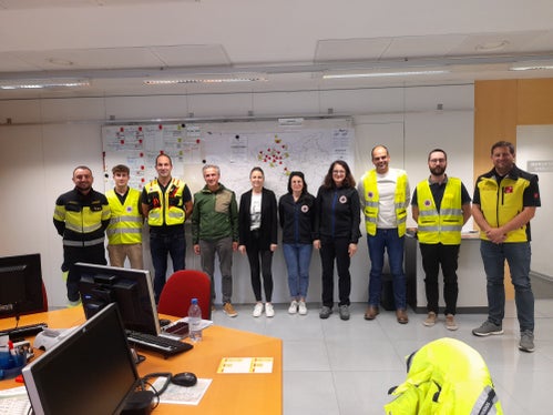 Übung beendet: Mitarbeiterinnen und Mitarbeiter im Lagezentrum am Samstag, 19. Oktober (von links): Fabian Faustini, Philip Osele, Leiter Stab Jonas Hochkofler, Landeseinsatzleiter Willigis Gallmetzer, Erika Oberkalmsteiner, Ilaria Folie, Doris Niederjaufner, Michael Gamper, Jan Kobald, Leiter der Landeswarnzentrale Tirol Thomas Geiler (Foto: LPA/Maja Clara)