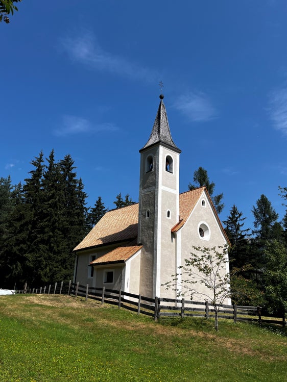Am 18. Juli wurden die Sanierungsarbeiten an der St.-Anna-Kirche in Villanders abgeschlossen. Dabei wurden das Dach und die Fassaden der Kirche vollständig saniert. Alle Arbeiten wurden vom Amt für Bau- und Kunstdenkmäler beaufsichtigt. (Foto: LPA/Amt für technische Gebäudeverwaltung)
