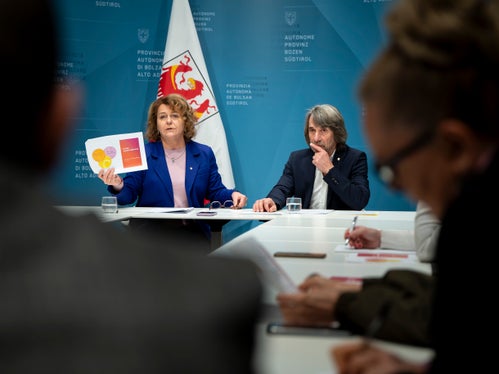 Das gemeinsame Mediengespräch von Landesrätin Rosmarie Pamer und Landesrat Hubert Messner stand im Zeichen von drei Schwerpunkten: Ausbilden und Fördern, Betreuen und Begleiten sowie Chancen nutzen. (Foto: LPA/Fabio Brucculeri)