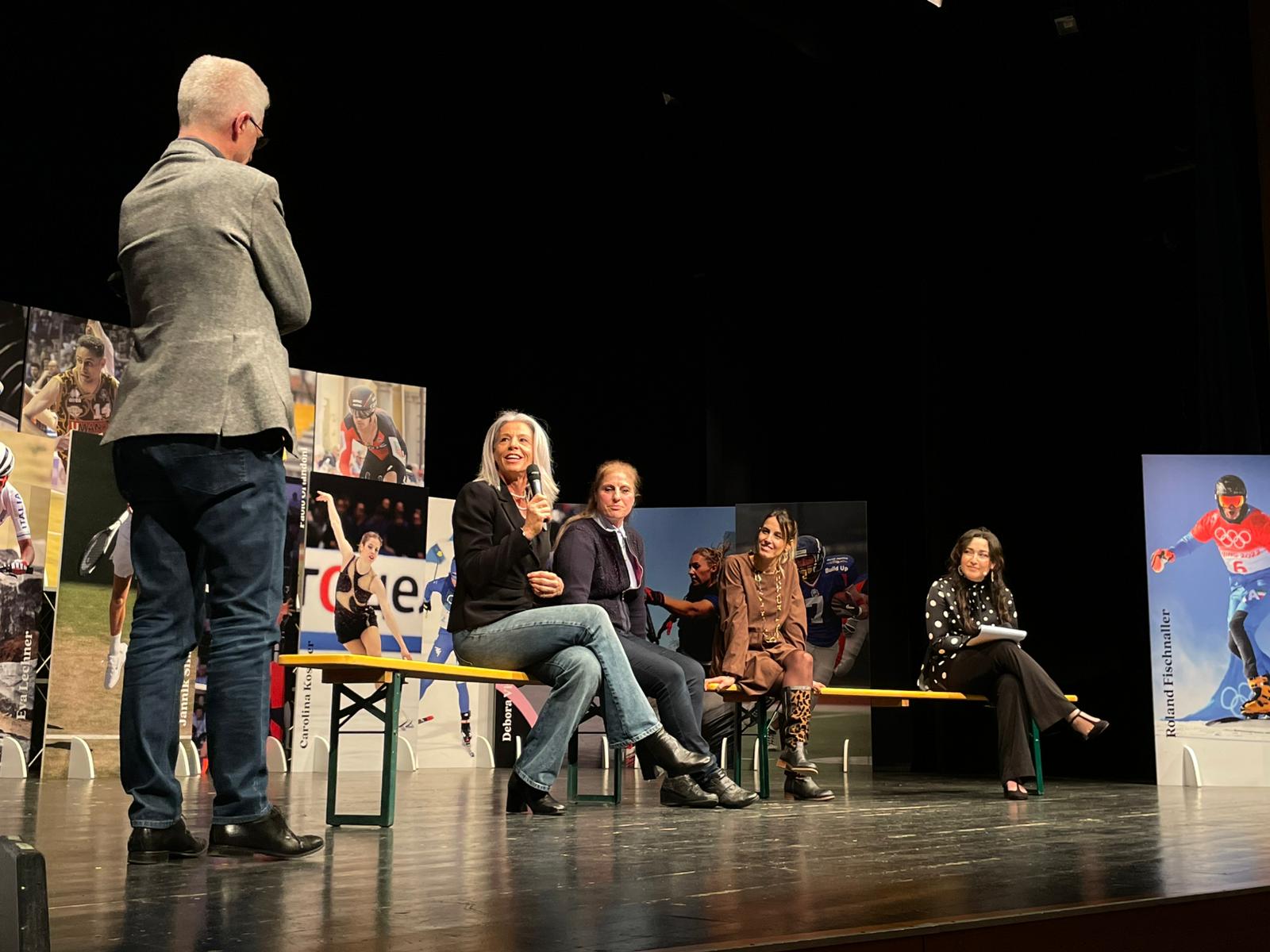 Antonella Bellutti, Gerda Weissensteiner und Tania Cagnotto sind Teil der Ausstellung, die im Rahmen des Projektes Solo per Sport 25 als Wanderausstellung durch Teile Südtirols tourt. (Foto: LPA)