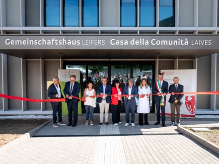 Der Generaldirektor des Sanitätsbetriebs Christian Kofler, die Direktorin des Landesamts für Sanitätsbauten Nicoletta Francato, Hochbaulandesrat Christian Bianchi, die geschäftsführende Direktorin des Gemeinschaftshauses Alessandra Capici, Gesundheitslandesrat Hubert Messner, die Pflegekoordination Michela Baraldi, der Bürgermeister von Leifers Giovanni Seppi und der Direktor des Ressorts für Hochbau Daniel Bedin eröffneten mit dem Banddurchschnitt das neue Gemeinschaftshaus. (Foto: LPA/Fabio Brucculeri)