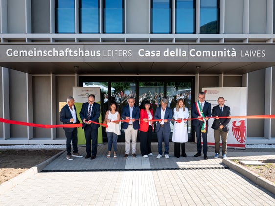 Da sinistra a destra: il direttore generale dell’Azienda sanitaria Christian Kofler, la direttrice dell’Ufficio Edilizia sanitaria della Provincia Nicoletta Francato, l’assessore provinciale alle Opere pubbliche Christian Bianchi, la direttrice facente funzione della Casa della Comunità Alessandra Capici, l’assessore provinciale alla Prevenzione sanitaria e Salute Hubert Messner, la coordinatrice infermieristica Michela Baraldi, il sindaco di Laives Giovanni Seppi e il direttore del Dipartimento Opere pubbliche Daniel Bedin hanno inaugurato la nuova Casa della Comunità con il taglio del nastro. (Foto: USP/Fabio Brucculeri)