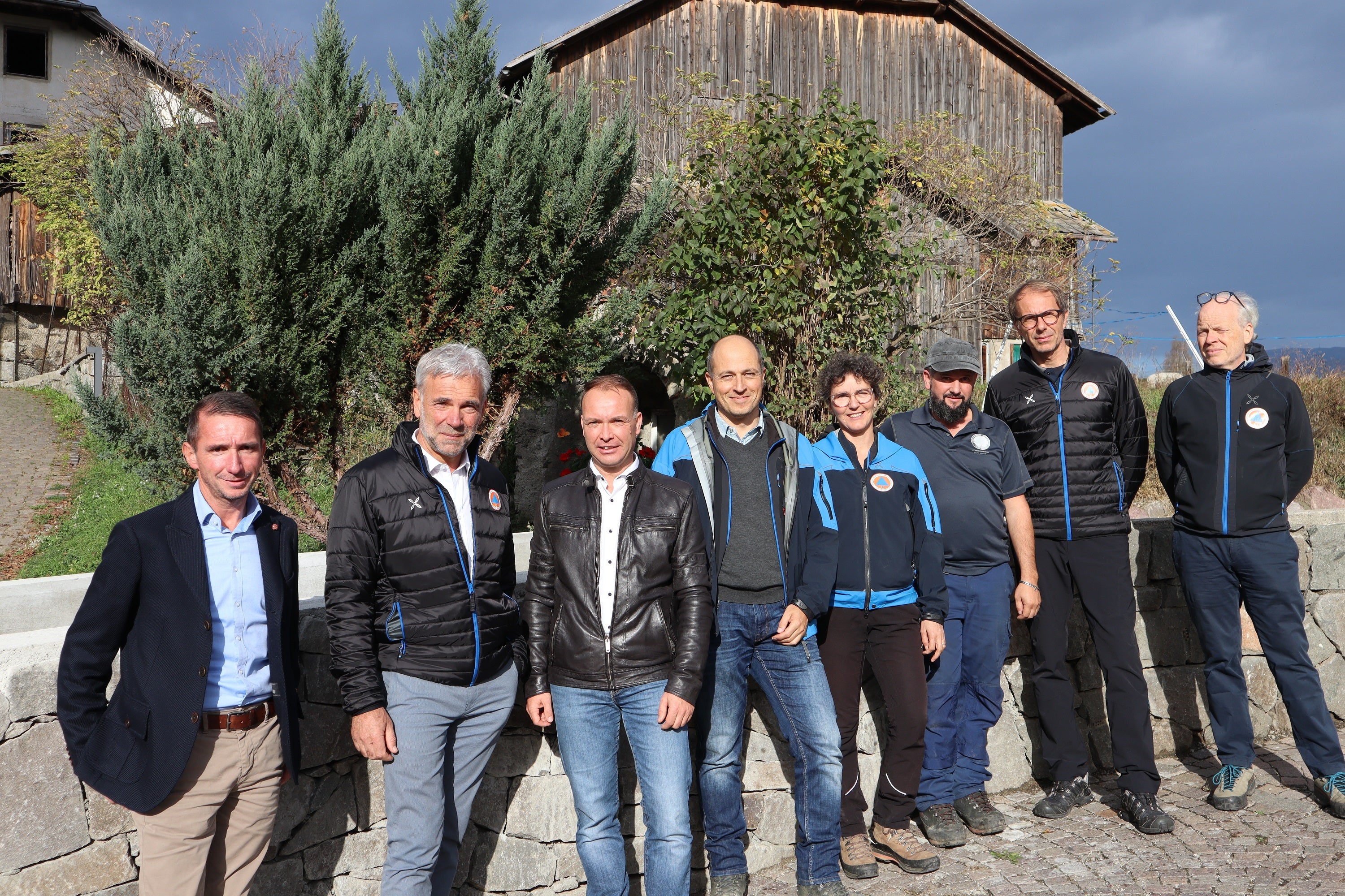 Besichtigung der Baustelle Albionserbach in der Gemeinde Lajen: (v.l.) Vizebürgermeister Martin Vikoler, Landesrat Arnold Schuler, Bürgermeister Stefan Leiter, Amtsdirektor Philipp Walder, Bauleiterin Caterina Ghiraldo, Vorarbeiter Alex Messner, Ressortdirektor Klaus Unterweger, Direktor Funktionsbereich Wildbachverbauung Fabio De Polo (Foto: LPA/Noemi Prinoth)
