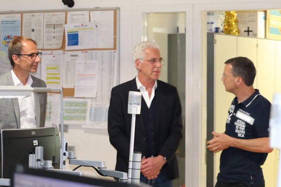Il direttore della Protezione civile, Klaus Unterweger, (a sinistra), il coordinatore di Rai Südtirol, Zeno von Braitenberg (al centro), il coordinatore della Centrale viabilità provinciale  Markus Rauch (a destra) (Foto: ASP/Maja Clara)