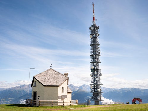 La RAS trasmette attualmente 38 programmi radiofonici e 22 televisivi, tra cui 19 programmi radiofonici e 14 televisivi provenienti da Germania, Austria e Svizzera, oltre a numerosi programmi locali (nella foto, la postazione ricetrasmittente di Plan de Corones). (Foto: USP/Fabio Brucculeri)
