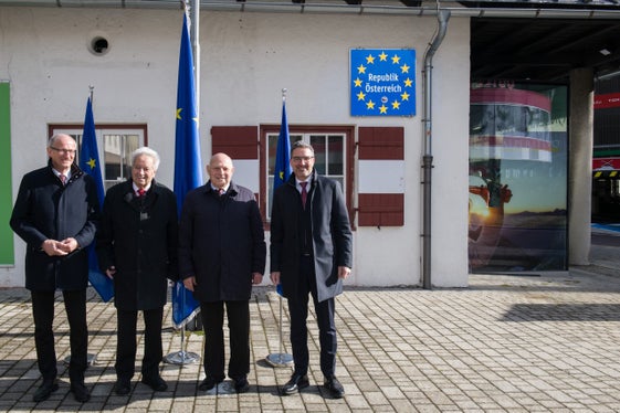 Des Falls des Grenzbalkens vor 25 Jahren haben heute am Brenner die Landeshauptleute von Tirol, Anton Mattle (ganz links), und von Südtirol, Arno Kompatscher (ganz rechts), und ihre Vorgänger Wendelin Weingartner und Luis Durnwalder am Brenner gedacht. (Foto: LPA/Ivo Corrà)