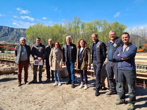 Baustellenbesichtigung Aldeiner Bach, Gemeinde Branzoll (v.r.): Vorarbeiter Michael Helfer, Techniker Hansjörg Prugg, Agenturdirektor Klaus Unterweger, Vizebürgermeisterin Margot Pizzini, Landesrat Arnold Schuler, Gemeindereferentin Sabrina Adami, stellvertretender Amtsdirektor Thomas Thaler, Projektant Claudio Volcan, Gemeindereferent Benedetto Zito (Foto: LPA/Agentur für Bevölkerungsschutz)