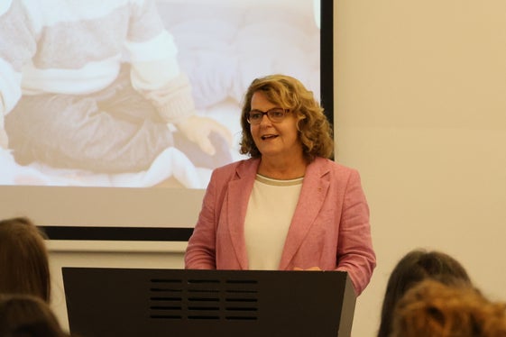 “I bambini e le bambine, in particolare nei primi anni di vita, sono una parte particolarmente vulnerabile della nostra società. La loro tutela è un compito comune e ha la massima priorità”, ha sottolineato l’assessora provinciale alla Famiglia Rosmarie Pamer.  (Foto: USP/Katharina Fleischmann)