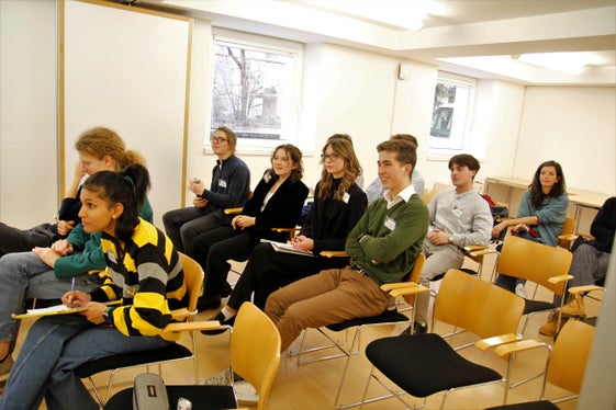 Mit ihrer besonderen Sprachgewandtheit im Englischen konnten heute (3. Februar 2023) 18 Oberschülerinnen und Oberschüler am Sitz der Deutschen Bildungsdirektion in Bozen überzeugen.  (Foto: LPA/Bildungsdirektion)