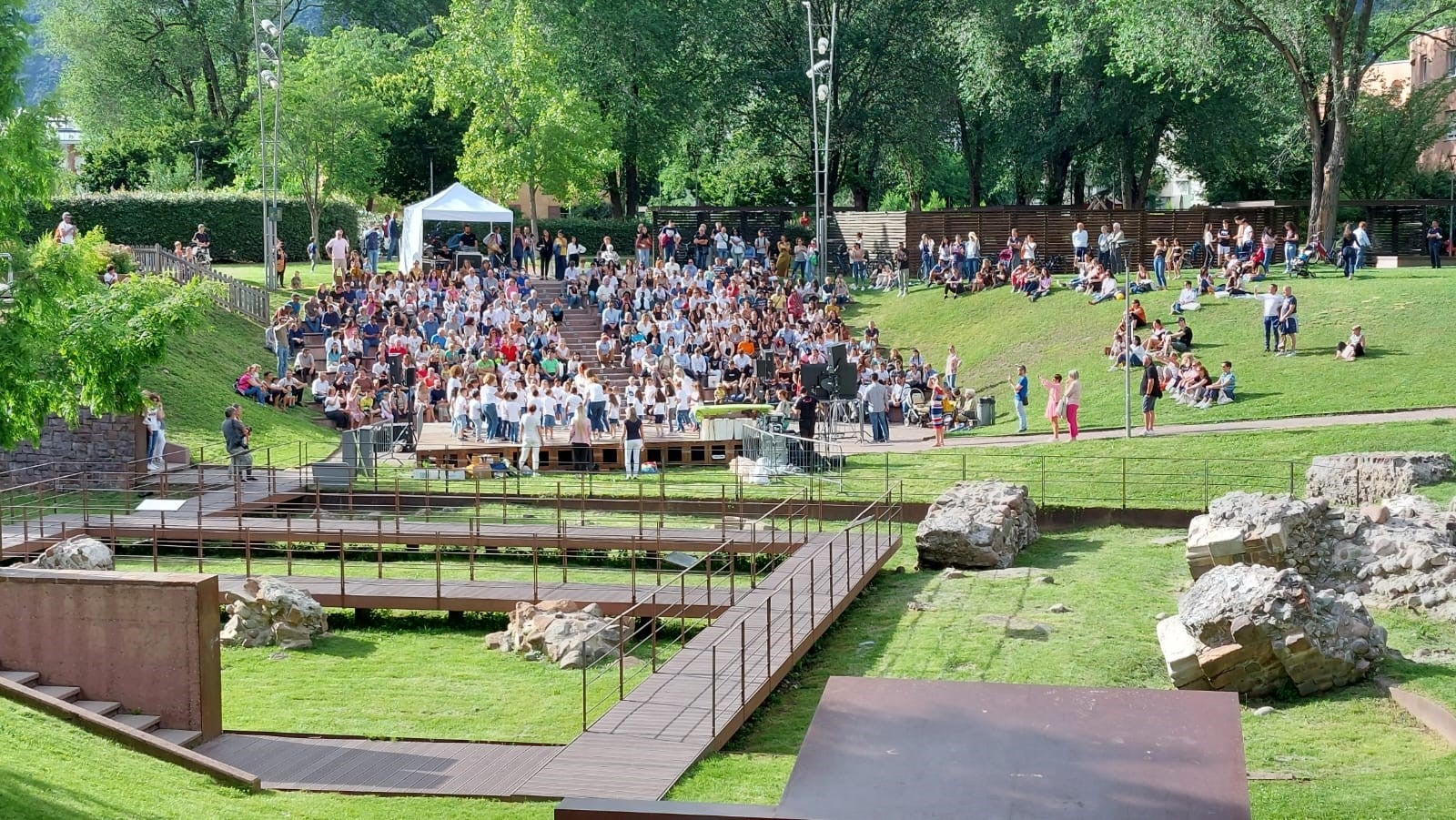 Tanti studenti e famiglie alla tradizionale festa della scuola italiana tenutasi al Parco delle Semirurali di Bolzano. (Foto:ASP/Fulvio Pinter)