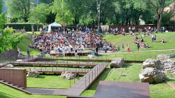 Tanti studenti e famiglie alla tradizionale festa della scuola italiana tenutasi al Parco delle Semirurali di Bolzano. (Foto:ASP/Fulvio Pinter)