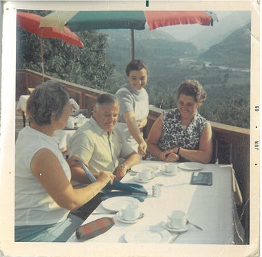 Erika Rohrer, pioniera del turismo originaria di Tirolo, in un’immagine del 1969: emblema del nuovo impulso del turismo altoatesino negli anni ’50 e ’60. (Collezione Touriseum – Museo provinciale del turismo)