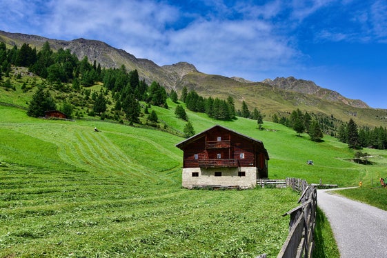 Um den ländlichen Raum in Südtirol lebendig zu halten, hat das Land Südtirol in den vergangenen Jahrzehnten viel in das Wegenetz und die Trinkwasserversorgung investiert. (Foto: LPA/Pixabay)