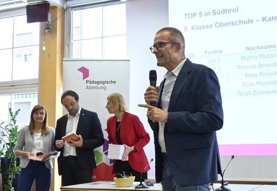 Bei der Prämierung des Känguru der Mathematik (von links) Landesschuldirektorin Sigrun Falkensteiner, Landesrat Philipp Achammer, Moderatorin Iris Gatterer, der Direktor der Pädagogischen Abteilung in der Deutschen Bildungsdirektion&nbsp;Martin Holzner. (Foto: LPA/Deutsche Bildungsdirektion/Margit Pichler)