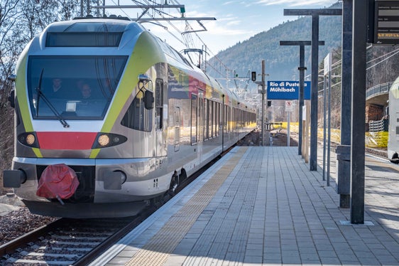 Resta costante la valutazione di misure da adottare per migliorare la viabilità. Nella foto, uno dei treni che viaggiano lungo la tratta ferroviaria della Val Pusteria. (Foto: USP/Greta Stuefer)