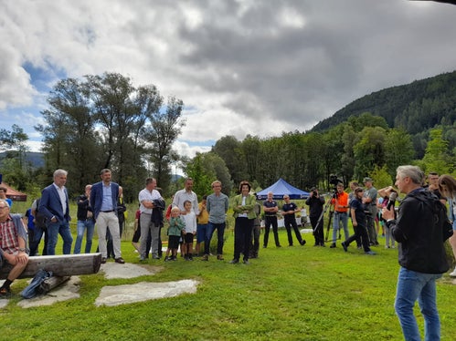 Bei der Eröffnungsfeier des Revitalisierungsprojektes Ilsterner Au: Bevölkerungsschutzlandesrat Arnold Schuler, Landeshauptmannstellvertreter und Mobilitätslandesrat Daniel Alfreider, Landschaftslandesrätin Maria Hochgruber Kuenzer (Foto: LPA/Maja Clara)