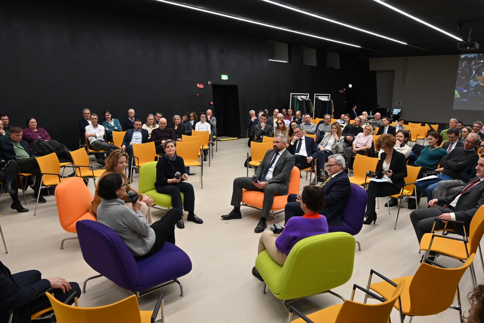 Più donne ai livelli dirigenziali nell'amministrazione provinciale. Questo, uno degli auspici rivolto ai responsabili del personale. (Foto: ASP/Manuela Tessaro)