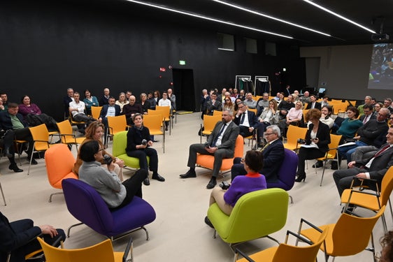 Più donne ai livelli dirigenziali nell'amministrazione provinciale. Questo, uno degli auspici rivolto ai responsabili del personale. (Foto: ASP/Manuela Tessaro)