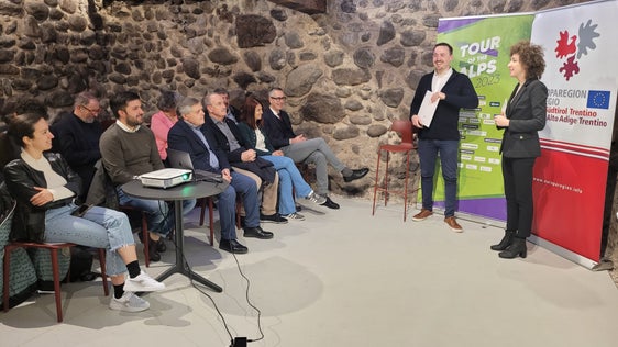 Il responsabile della comunicazione del Tour of the Alps David Evangelista e la vicesegretaria dell'Euregio Elisa Bertò presentano l'evento ciclistico (Foto: Euregio/Armin Gluderer)