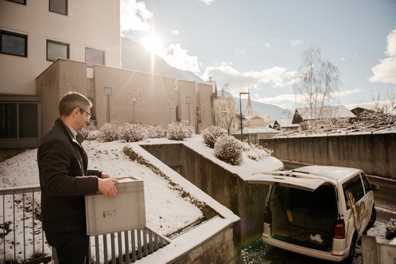 Naturmuseumsdirektor David Gruber half beim Aufladen in der Forststation St. Leonhard. (Foto: LPA/Claudia Corrent)