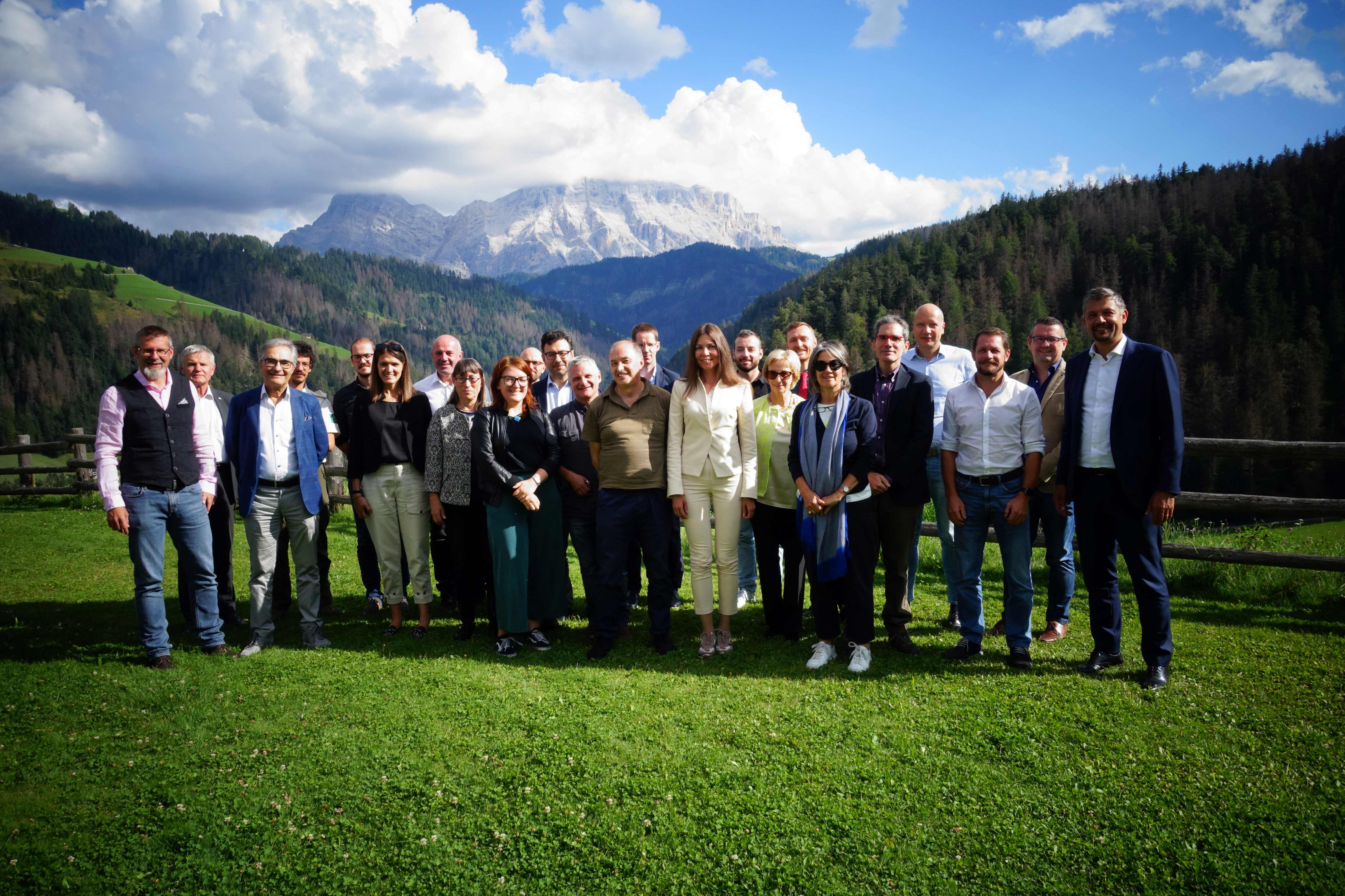A San Martin, s’á incö i rapresentanc dles istituziuns ladines, dles uniuns culturales, y deplü porsones interessades, incunté cun le prof. Pier Luigi Petrillo, chël che é rové adalerch por ilustré le proiet de candidatöra dles liëndes ladines a patrimone cultural imaterial dl Unesco. (Foto. ASP/Carlo Suani)
