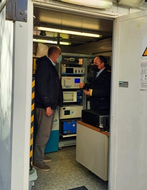 L'assessore Vettorato e Luca Verdi nel corso del sopralluogo al Laboratorio Aria a Bolzano. (Foto ASP) 