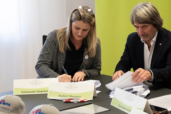 Vereinbarungen unterzeichnet: die Präsidentin der Vereinigung der Knochenmarkspender Fondazione ADMO (Associazione Donatori di Midollo Osseo) Alto Adige Südtirol ETS  Emanuela Imprescia und der Landesrat für Gesundheitsvorsorge und Gesundheit Hubert Messner (Foto: LPA/Manuela Tessaro)