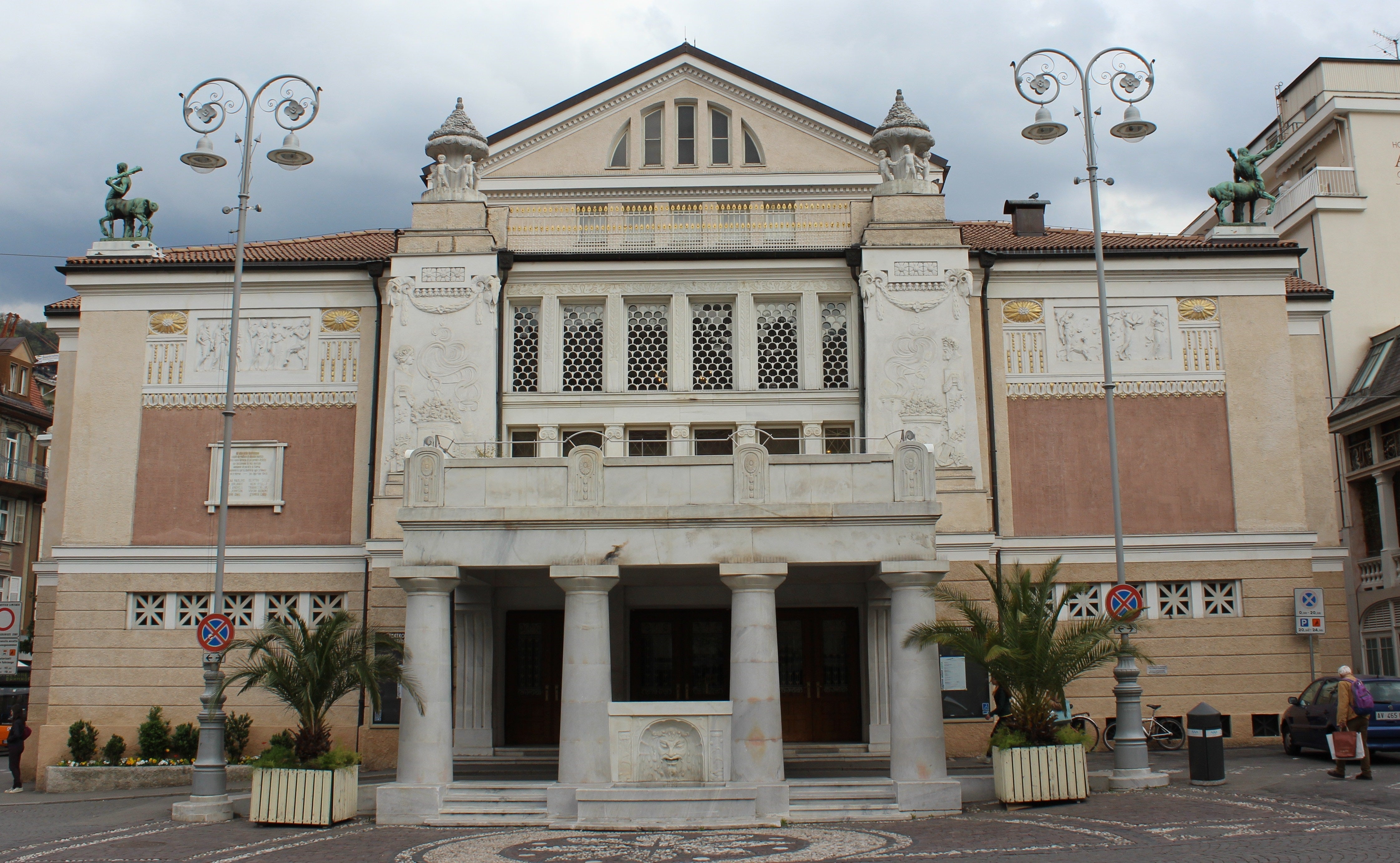 Il Teatro civico di Merano, nel centro della città termale, è partecipato dalla Provincia, dal Comune di Merano e dall'Azienda di soggiorno (Foto: USP/Wikimedia – foto ad uso esclusivo del presente comunicato)
