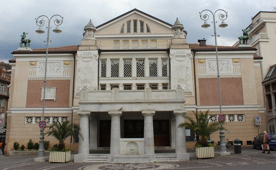 Il Teatro civico di Merano, nel centro della città termale, è partecipato dalla Provincia, dal Comune di Merano e dall'Azienda di soggiorno (Foto: USP/Wikimedia – foto ad uso esclusivo del presente comunicato)