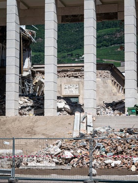 Die Trümmer des eingestürzten zentralen Teils des Bozner Gerichtsgebäudes werden derzeit mit größter Vorsicht abgetragen. (Foto: LPA/Fabio Brucculeri)