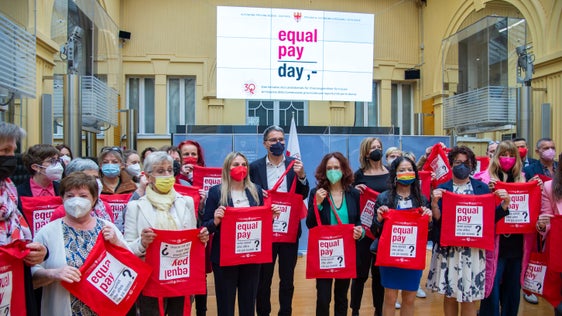 All’insegna del motto "Equal Pay – Che altro?" il 22 aprile, in 37 stand informativi sparsi in tutto l’Alto Adige, donne impegnate sensibilizzano l’opinione pubblica sui divari salariali e sulle disuguaglianze di genere. (Foto: ASP/Fabio Brucculeri)
