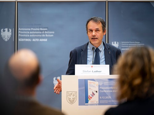 Il direttore del Servizio Mercato del lavoro Stefan Luther ha sottolineato che è importante prestare attenzione al tasso di occupazione. A questo proposito, l'Alto Adige rimane appena al di sotto dell'80 per cento (percentuale di occupati di età compresa tra i 20 e i 64 anni) e quindi al di sotto della media dell'Europa centrale. (Foto: USP/Fabio Brucculeri)