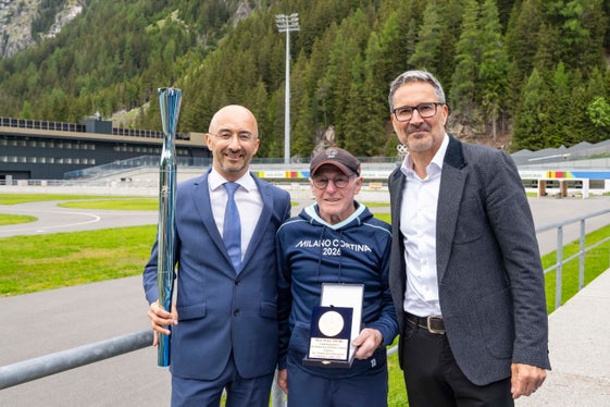 Il sindaco del Comune di Rasun Anterselva Thomas Schuster nella foto a sinistra) e il presidente della Provincia Arno Kompatscher posano sorridenti insieme ad un volontario: sono 1000 le donne e gli uomini che hanno prestato il loro servizio individuale durante i Giochi in Alto Adige. (Foto: USP/Othmar Seehauser)