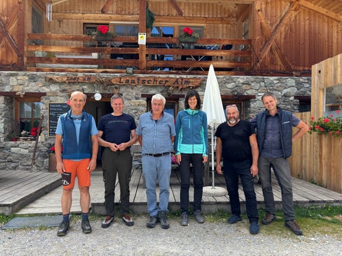 In viaggio per le malghe della Val Venosta: il direttore di Ripartizione Martin Pazeller, l'assessore Luis Walcher, il gestore delle malghe Albert Hutter, Annemarie Kaser, il malgaro Josef Ladurner e Bertram Stecher (Foto: USP/Dipartimento Agricoltura, Foreste, Turismo)