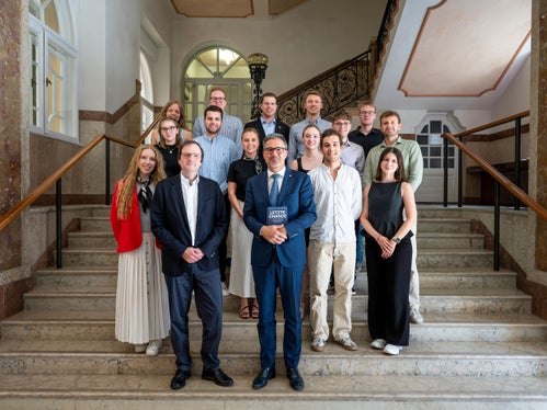 Die Konrad-Adenauer-Stiftung hatte das Seminar für Stipendiatinnen und Stipendiaten in Südtirol organisiert. Dr. Frank Müller (vorne links) freute sich besonders über das Zusammentreffen mit Landeshauptmann Arno Kompatscher (vorne rechts) in Bozen. (Foto: LPA/Fabio Brucculeri)