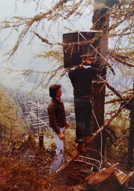 Runfunktechnik in den 1970er Jahren: Wartung einer provisorischen Sendeanlage im Ahrntal durch RAS-Mitarbeiter im Jahr 1976 (Foto: LPA/RAS)