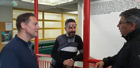 Hochbau- und Vermögenslandesrat Massimo Bessone (l.) zusammen mit dem Direktor des Landesamtes für Hochbau Ost, Andrea Sega (r.) bei einer Besichtigung des Gymnasiums: "Wir wollen dieses wichtige Schulgebäude funktioneller und effizienter machen." (Foto: LPA)