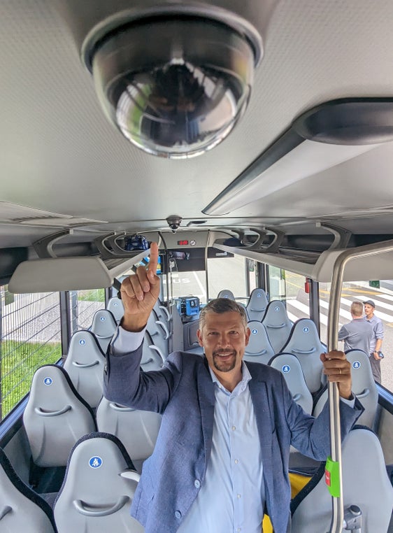 "Fahrgäste und Fahrer sollen in den Bussen sicher fahren können", sagt Alfreider und zeigt auf die Kontrollspiegel im Inneren der Busse, die ebenfalls zu mehr Sicherheit beitragen. (Foto: LPA)